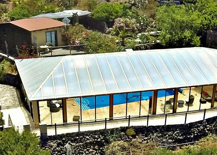 Nyaraló Geraeumiges Mit Kaminofen Und Terrasse By Interhome