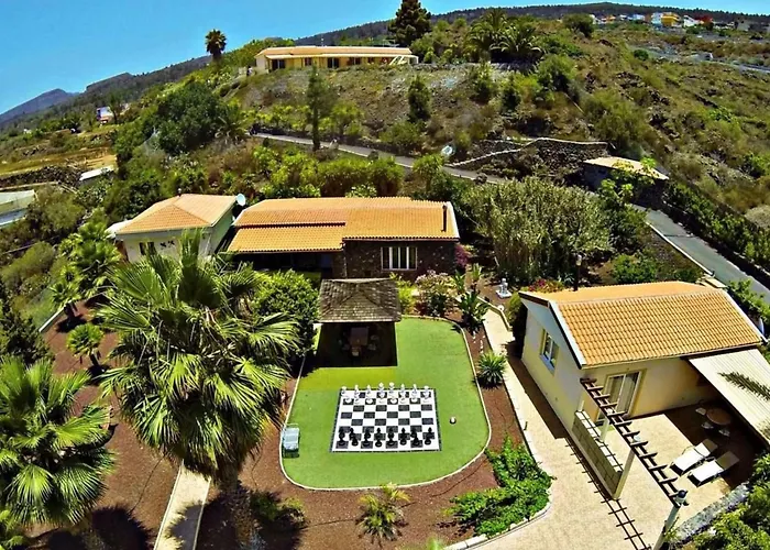 Geraeumiges Mit Kaminofen Und Terrasse By Interhome Nyaraló